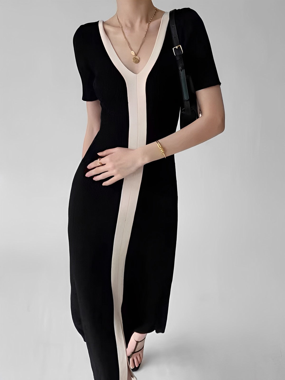 Zweifarbiges V-Ausschnitt Strick-Midikleid mit Schlitz