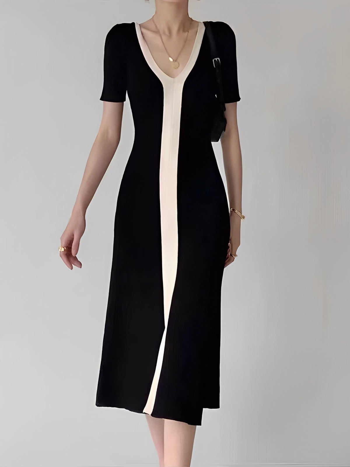 Zweifarbiges V-Ausschnitt Strick-Midikleid mit Schlitz
