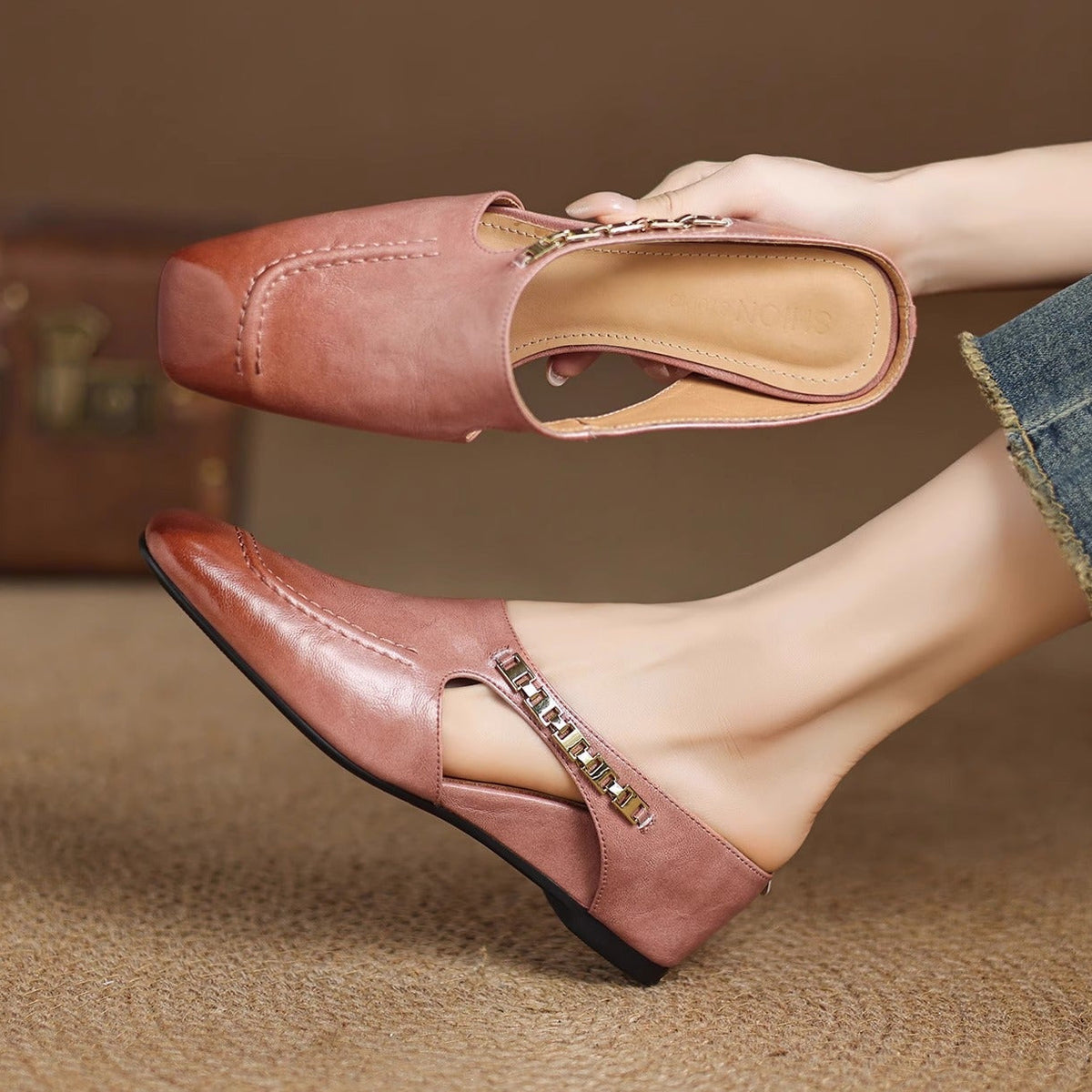 Damen Mules aus Leder mit Zierkette