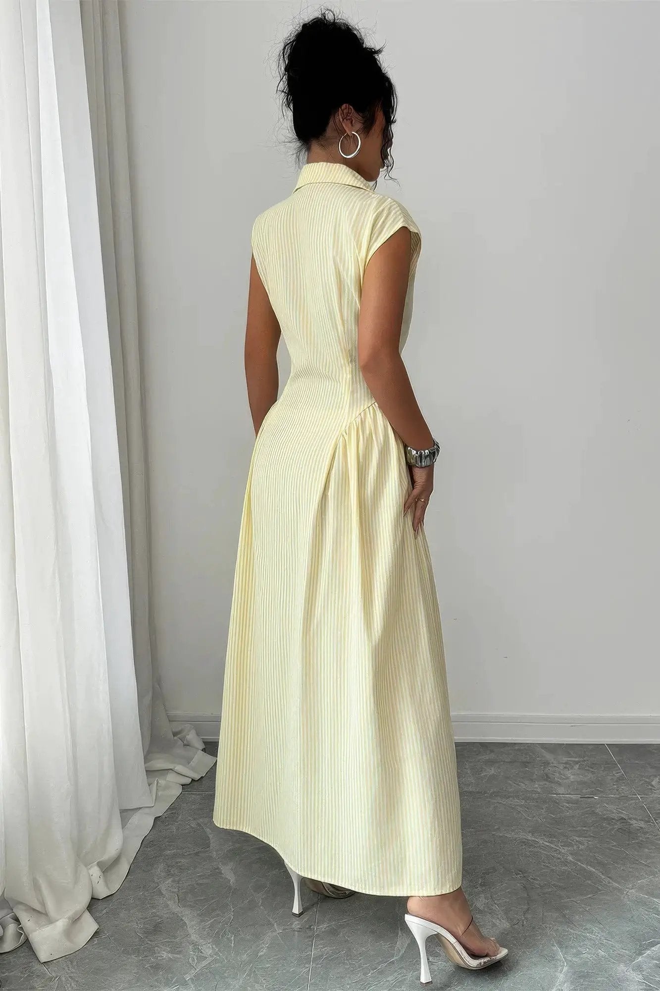 Damen langes Kleid mit Kragen kurzen Ärmeln und Taillenraffung