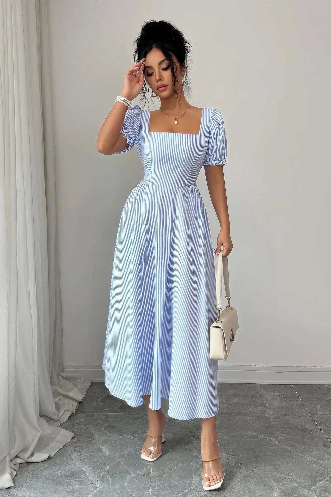 Damen gestreiftes Kleid mit Quadratausschnitt Puffärmeln und Rückenband