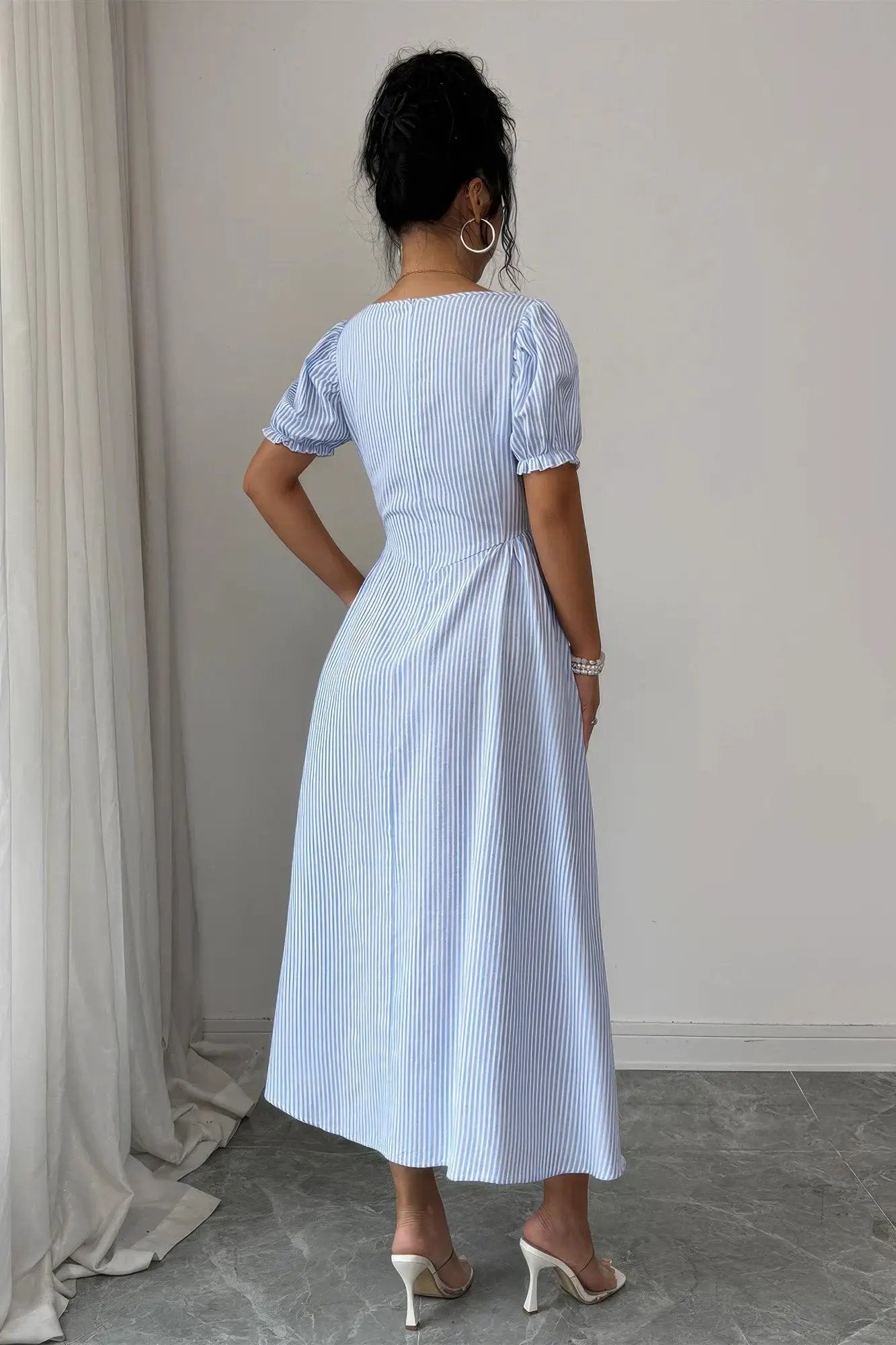 Damen gestreiftes Kleid mit Quadratausschnitt Puffärmeln und Rückenband