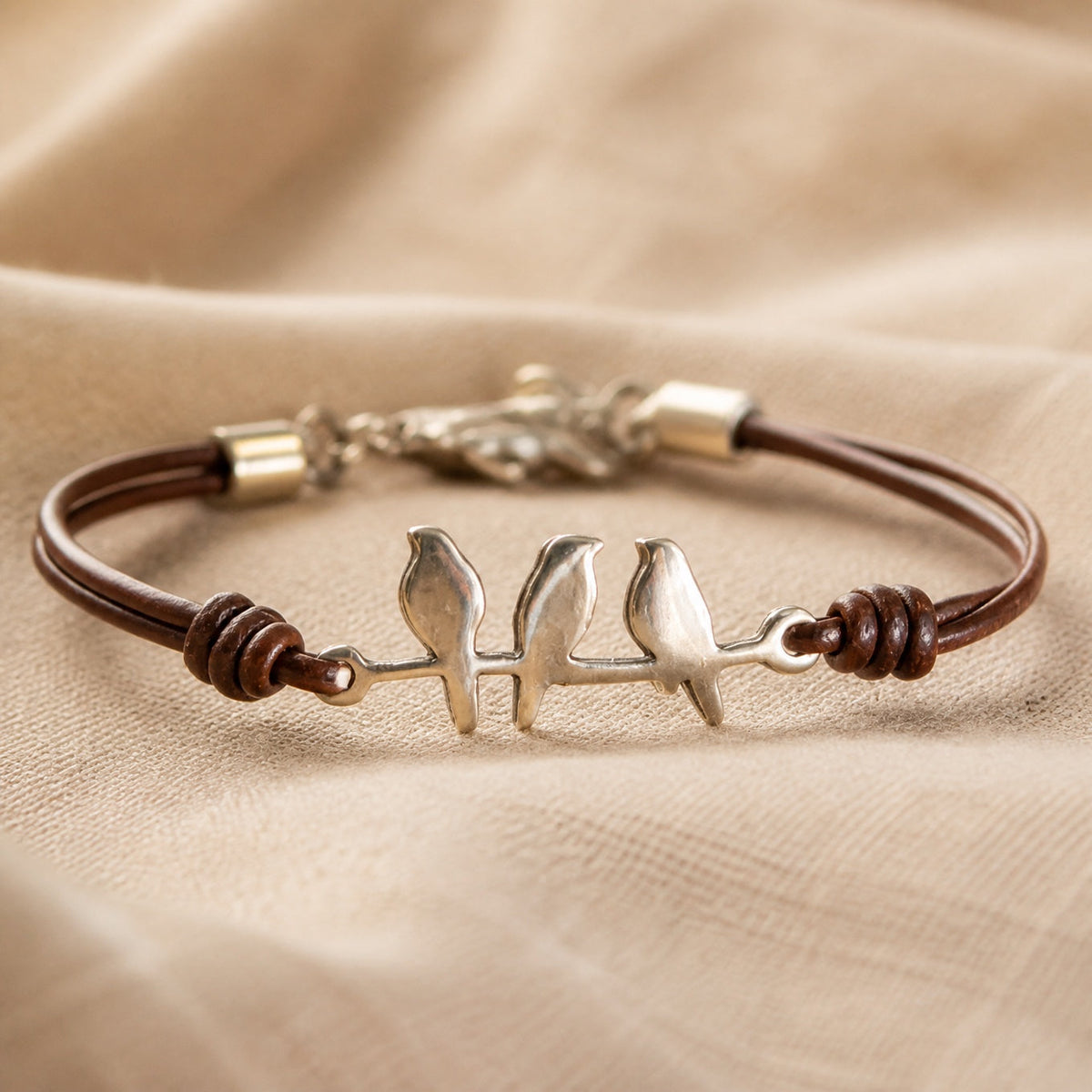 Armband mit drei Vogel-Anhängern