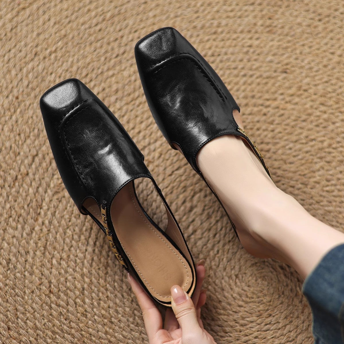 Damen Mules aus Leder mit Zierkette