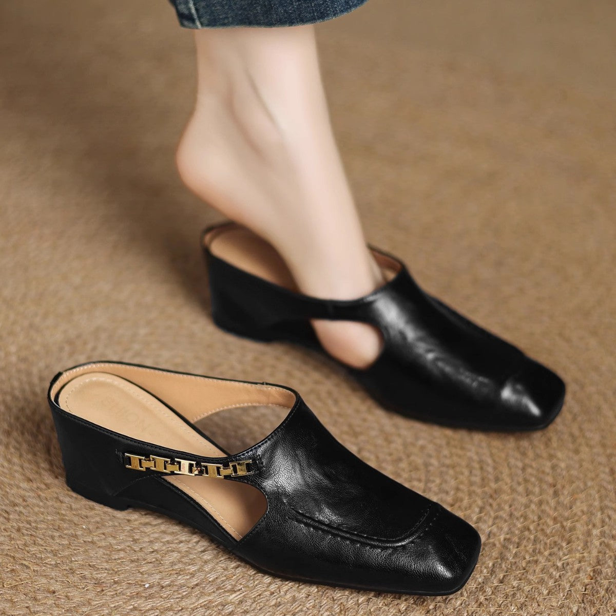 Damen Mules aus Leder mit Zierkette
