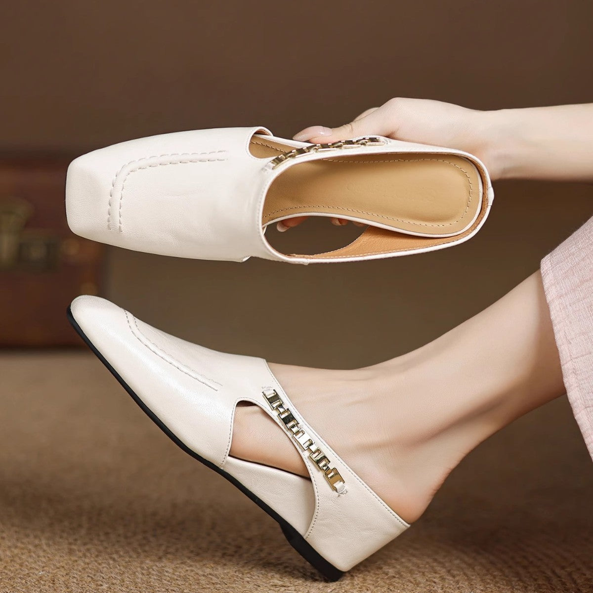 Damen Mules aus Leder mit Zierkette