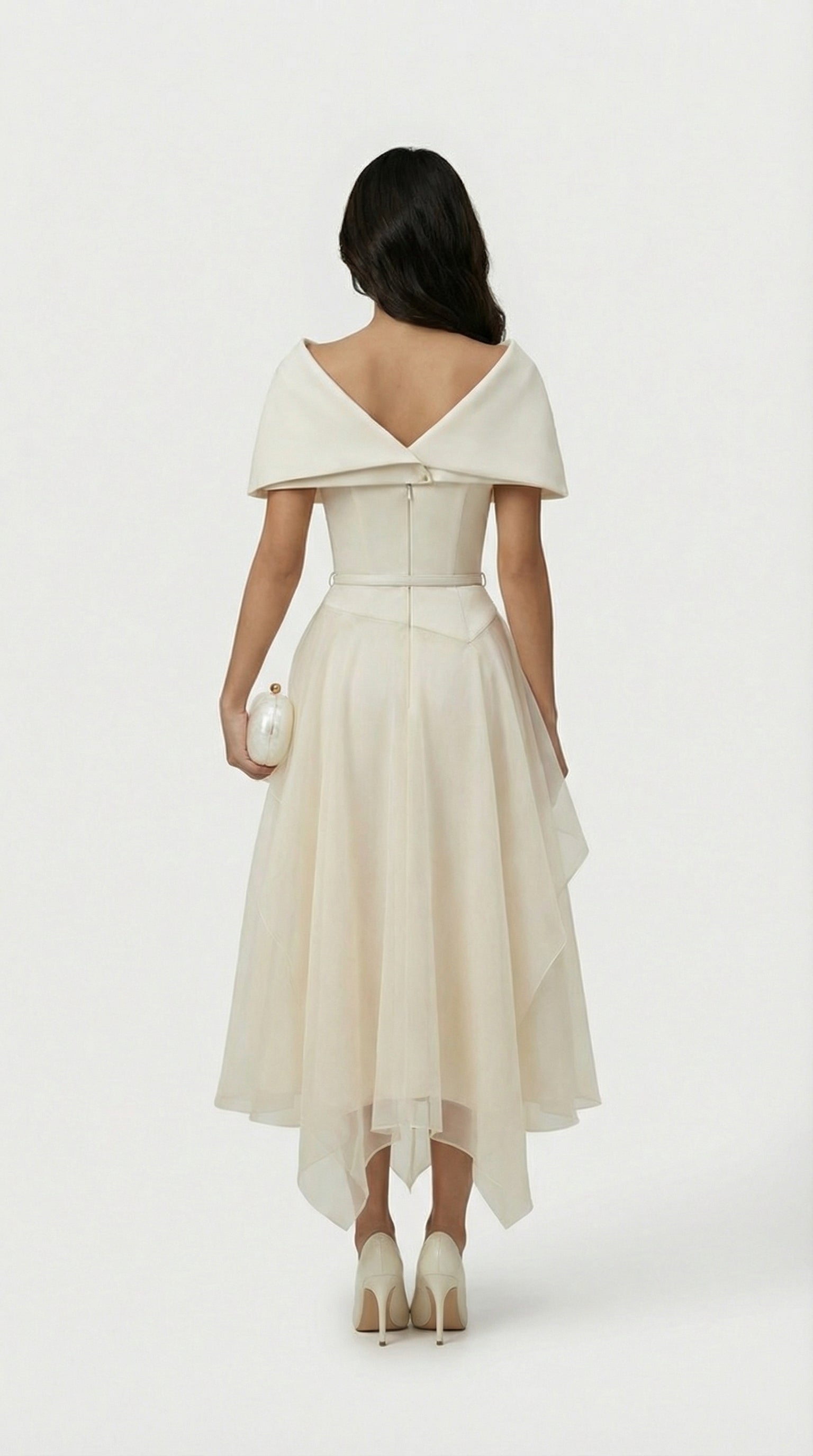 Rückenfreies Kleid aus Gaze-Umhang