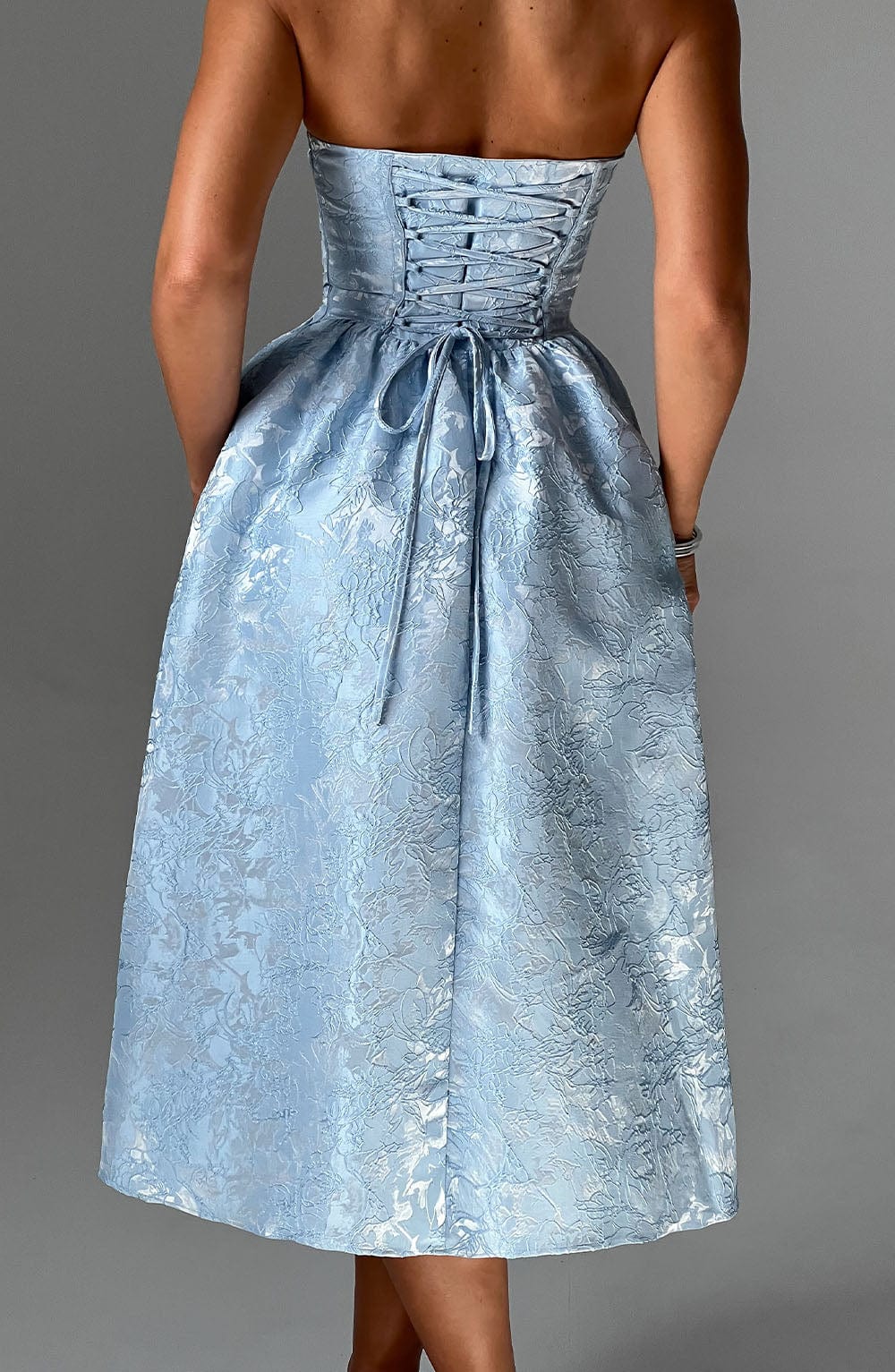 Tyche - Schulterfreies Jacquard-Midikleid